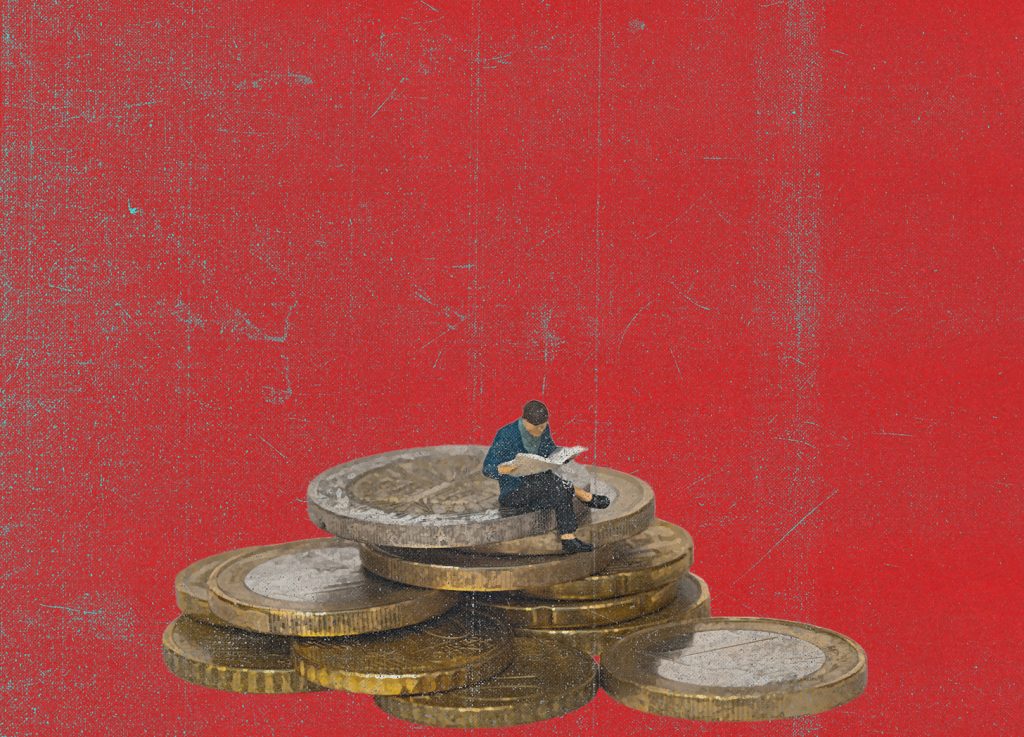 Miniatur-Mann sitzt auf einem Stapel Euro-Münzen und liest eine Zeitung vor einem strukturierten, roten Hintergrund.