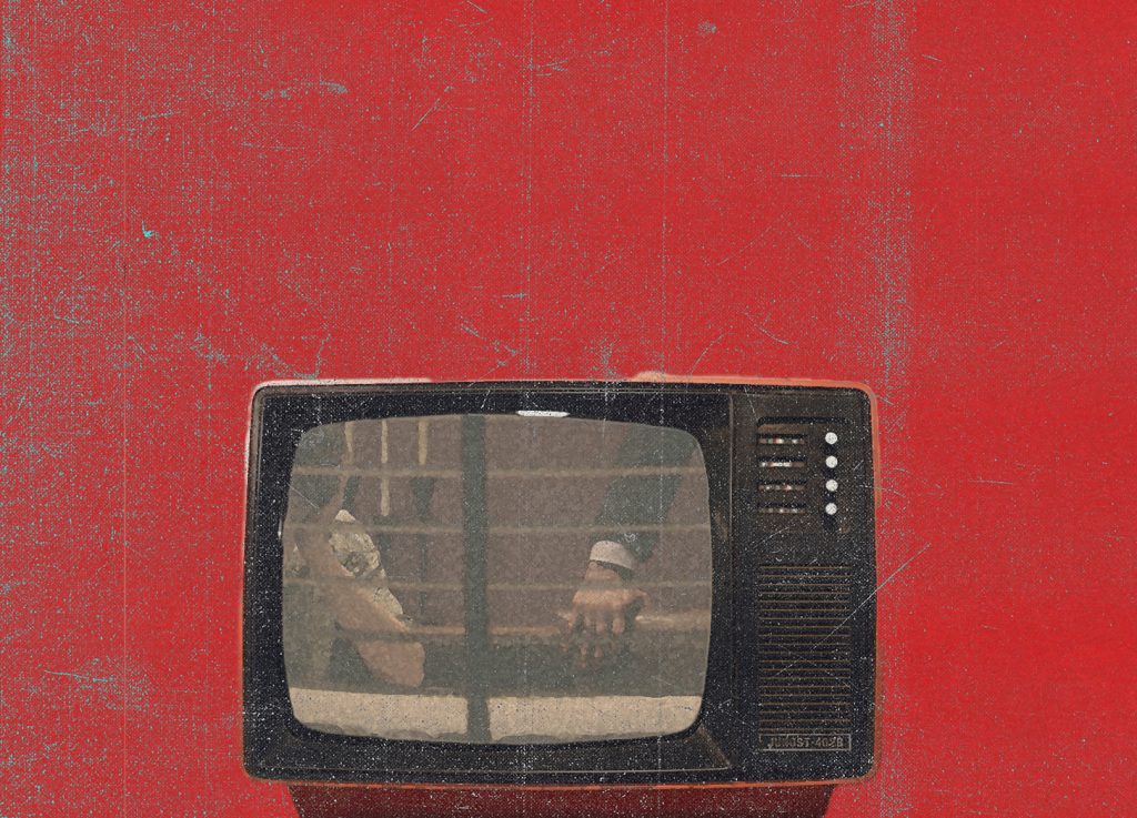 Vintage-Fernseher vor rotem, texturiertem Hintergrund; auf dem Bildschirm ist eine Szene hinter Gittern angedeutet.